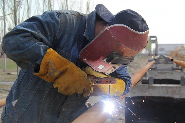 4月24日,在北屯工业园区配套蒸汽管网工程建设施工现场,一名工人正在